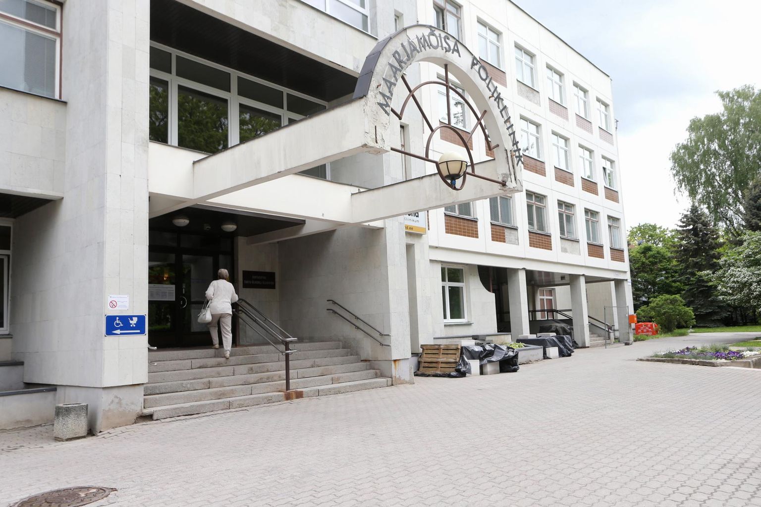 Maarjamõisa polikliinikusse järgmisest nädalast peauksest enam ei pääse, kasutada tuleb parkla naabruses olevat ust või hoone Riia tänava poolses küljes olevaid ajutisi sissepääse.