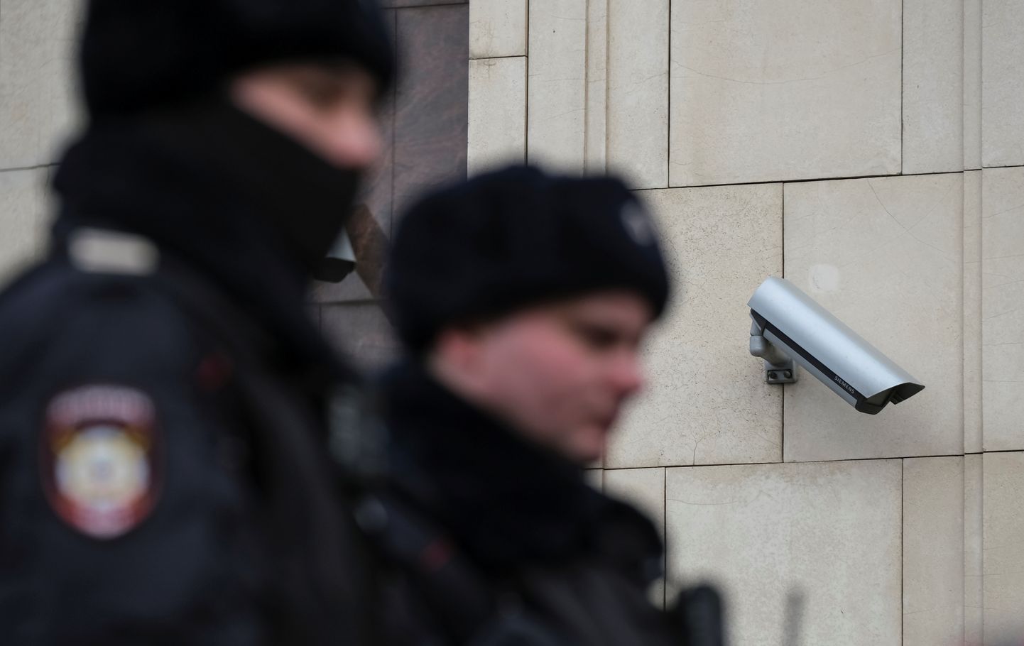 Vene politseinikud möödumas jälgimiskaamerast Moskva kesklinnas. Foto on illustreeriv.