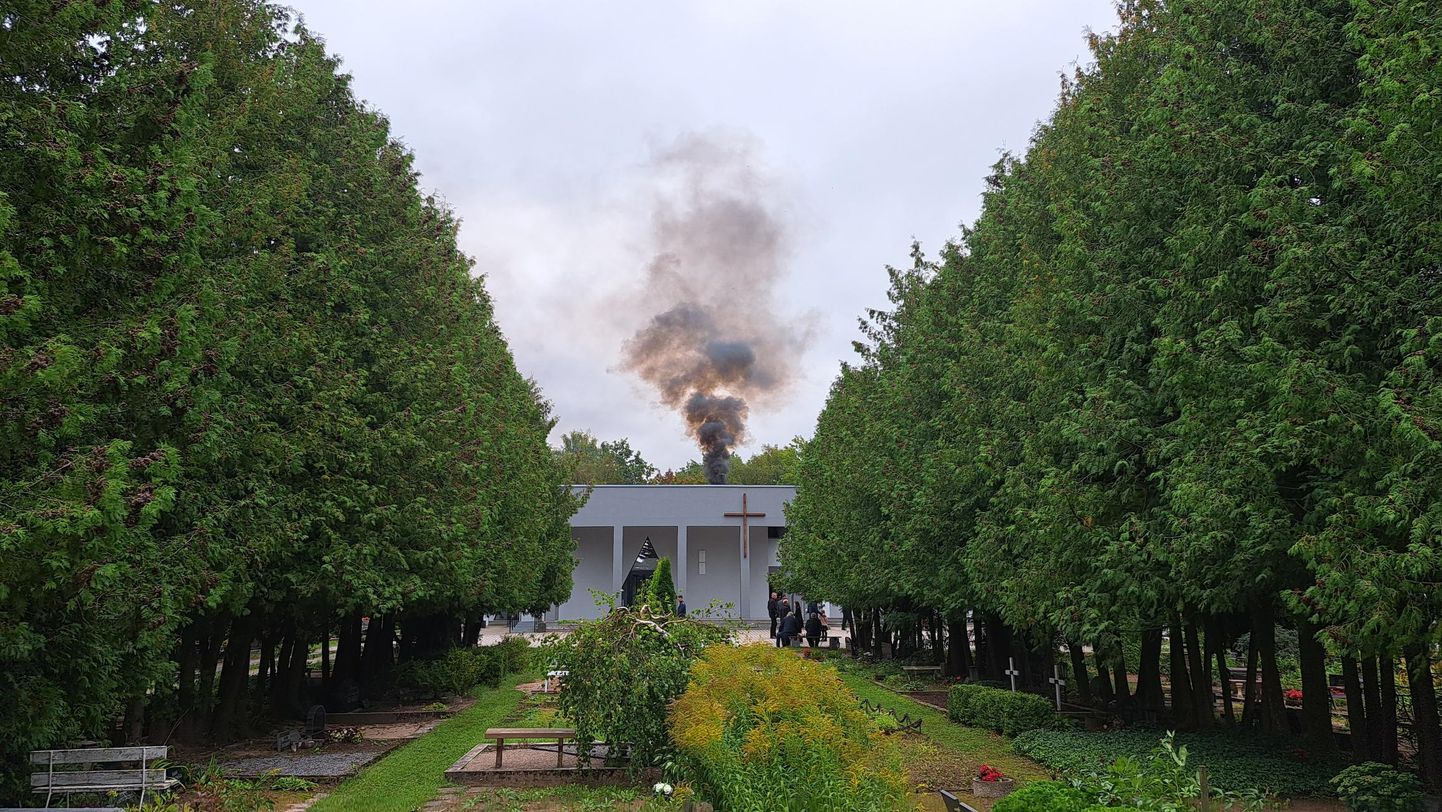 8. septembri pärastlõunal tõusis Jaama tänaval asuva krematooriumi korstnast musta suitsu.