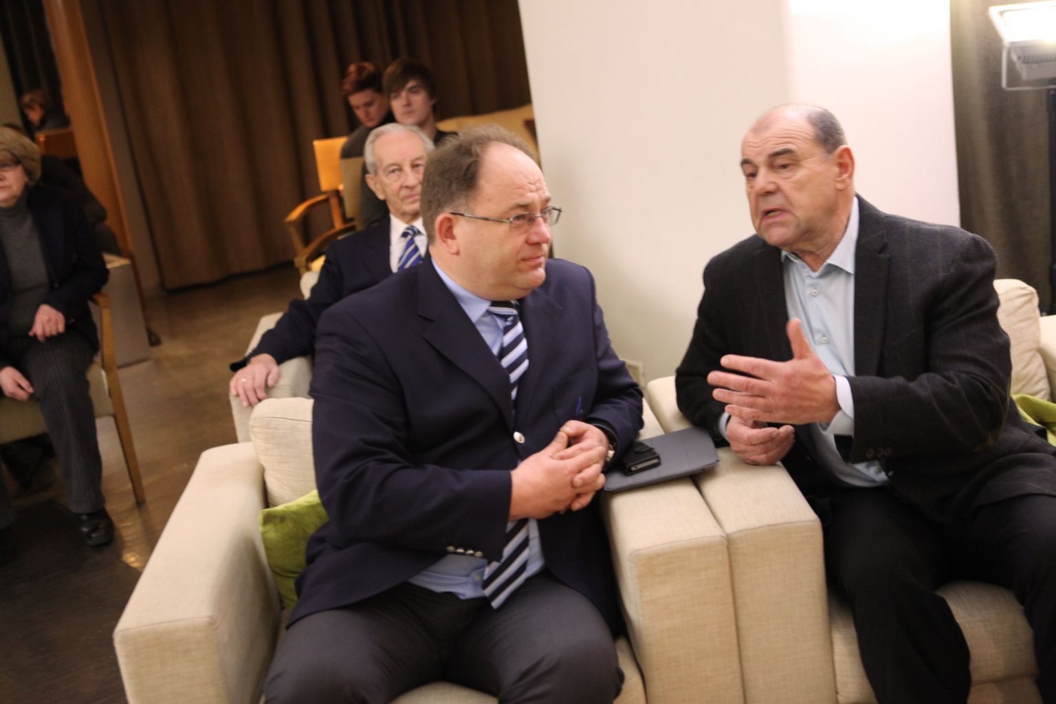 Jaan Talts (paremal) Eesti Olümpiakomitee eelmisele presidendile Neinar Selile selgitamas, mis tema asjadest arvab.