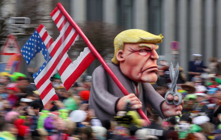 Чучело Дональда Трампа, вырезавшего свастику на флаге своей страны. Шествие в Розовый Понедельник, завершающий карнавальный сезон в Германии за 48 дней до Пасхального воскресенья, Дюссельдорф, 12 февраля 2024.
