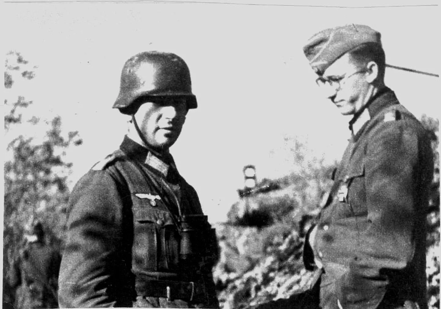 ÜLEMLEITNANT HERMANN ULRICHS (vasakul) ja leitnant Tesch 1942. a septembris Idarindel.