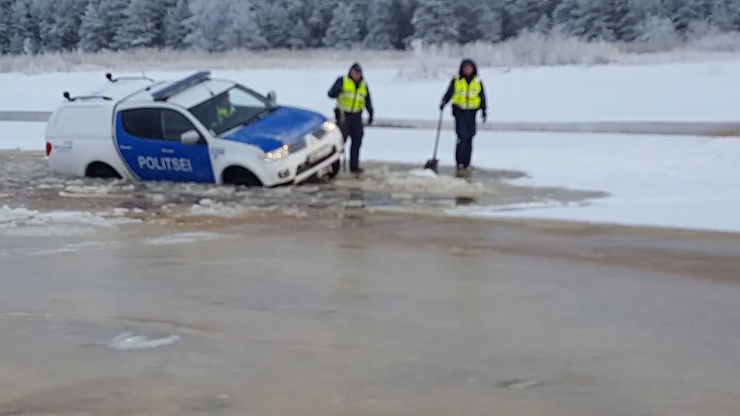 Pärnu külje all Reiu külas vajus politseiauto läbi merejää.