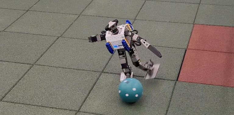 Pärast masinõpet hakkas tehisintellekt robotit juba päris sujuvalt liigutama, see on kõigest nädalase treenimise tulemus.