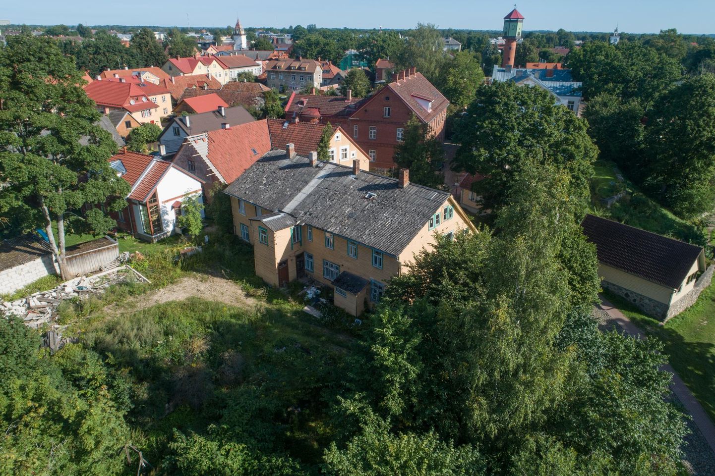 Praegu on Viljandis Pikal tänaval püsti vana kollane maja, kuid üsna pea see renoveeritakse ning selle kõrvale ehitatakse ka teine.