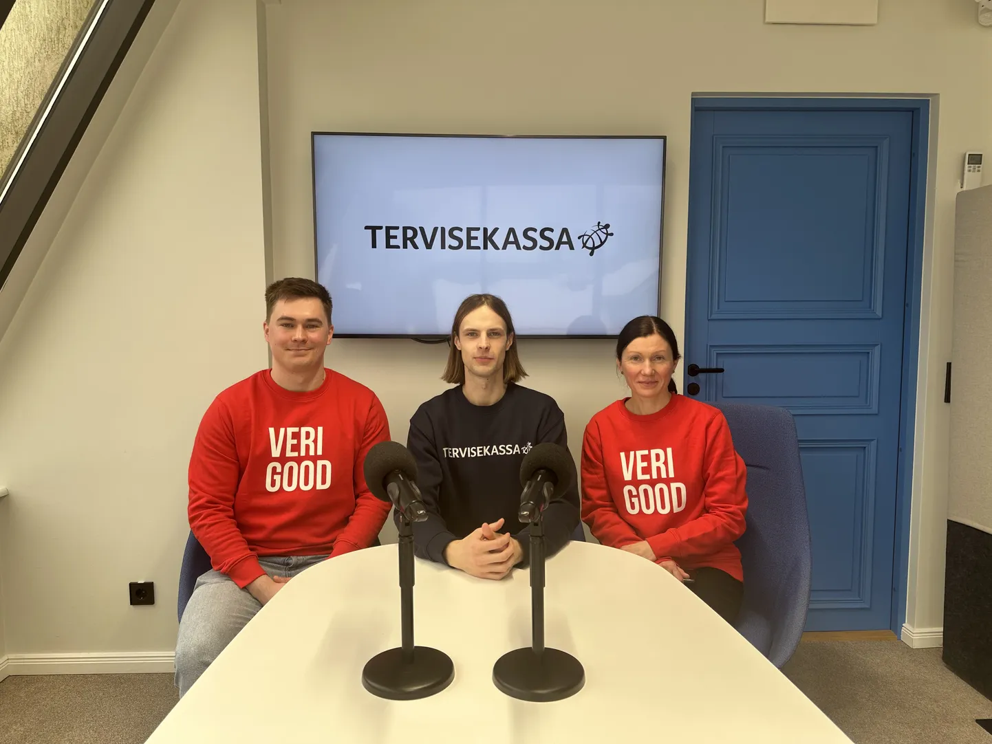Põhja-Eesti Regionaalhaigla erakorralise meditsiini keskuse juht Marit Märk (paremal), erakorralise meditsiini arst-resident ja Tartu kiirabi arst-brigaadijuht Ralf Raava (vasakul) ning saatejuht Sander Rajamäe Tervisekassa tervisekommunikatsiooni osakonnast.