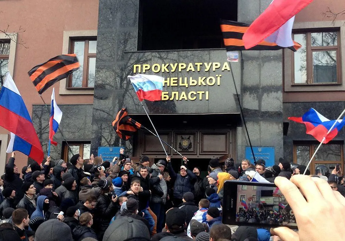 Толпа у здания областной прокуратуры в Донецке.