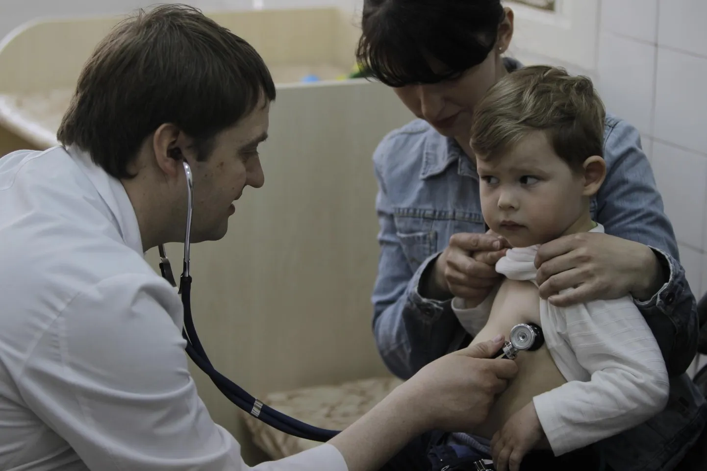 Ukraina arst vaatab lapse enne vaktsineerimist üle. Ukrainas nakatus eelmisel aastal leetritesse üle 50 000 inimese.