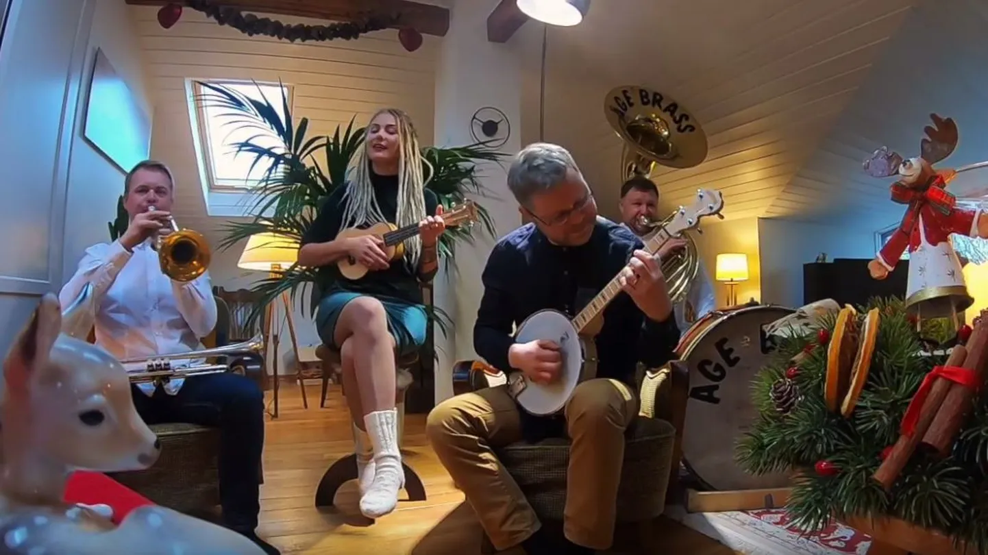 Äge Brass mängib ja laulab koos Linalakaga.
