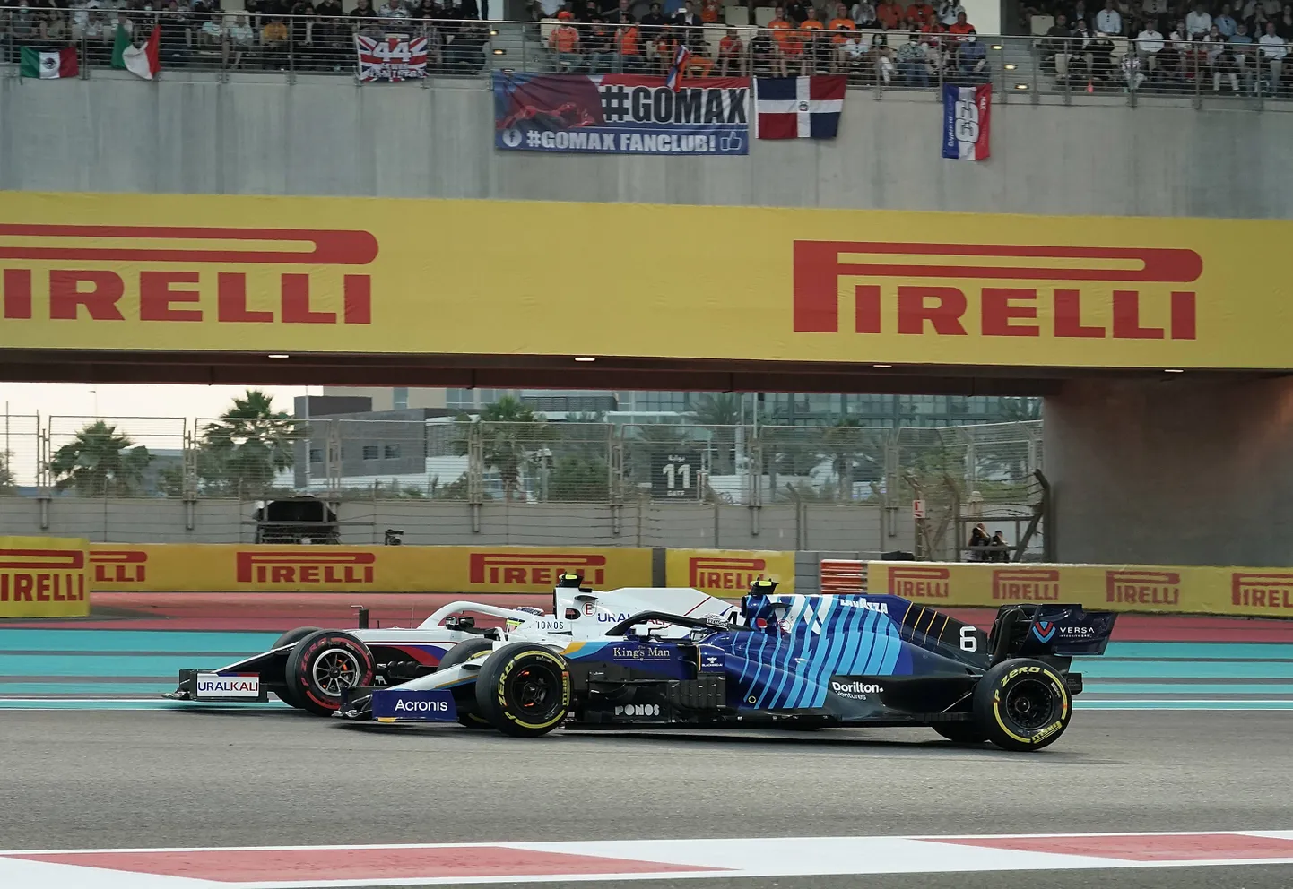 Nicholas Latifi (esiplaanil) heitlemas MIck Schumacheriga koha eest.