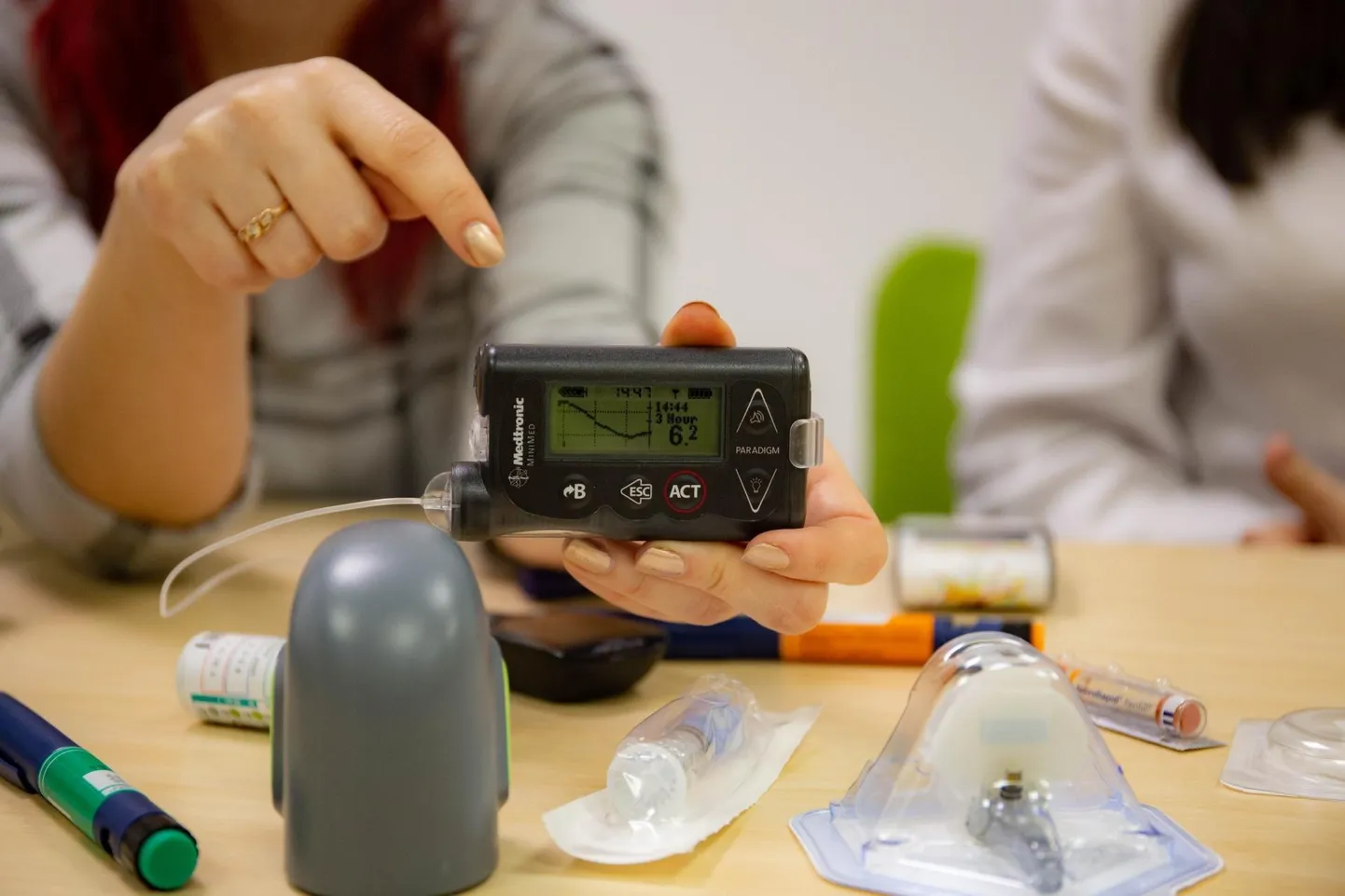 Insuliinipump näitab ära veresuhkru taseme kõikumise.