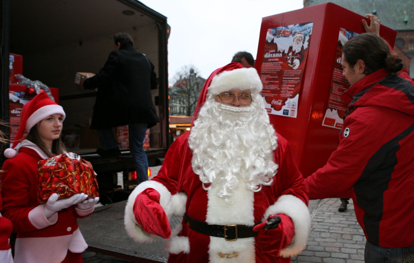 Labdarības akcijas "Ziemassvētku karavāna" Ziemassvētku vecītis saņem Latvijas radio darbinieku sarūpētās Ziemassvētku dāvanas, kuras nogādās daudzbērnu ģimeņu bērniem visā Latvijā.