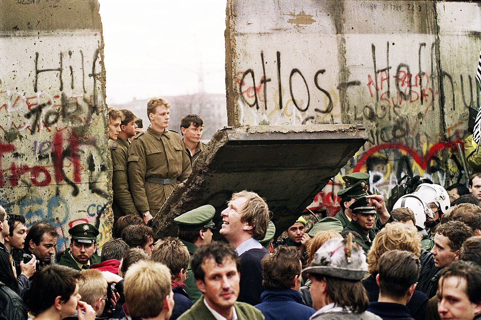 Berlīnes mūra krišana 1989. gadā