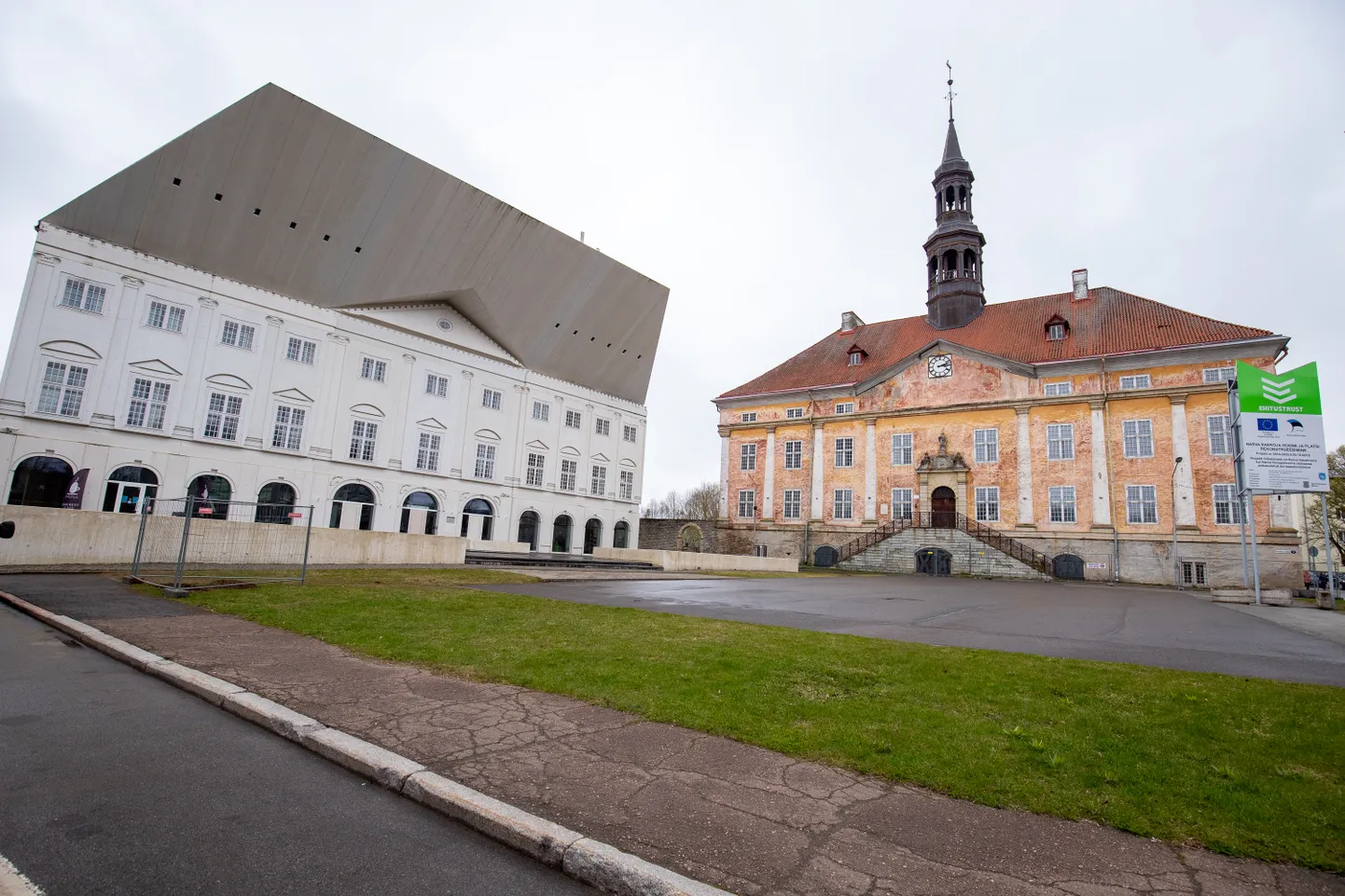 Narva raekoja plats ja Tartu Ülikooli Narva Kolledž