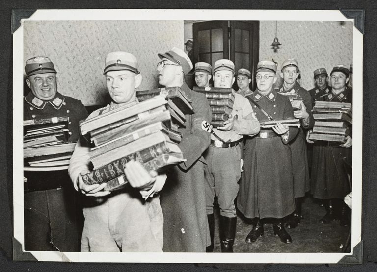Natsid kandmas 10. novembril 1938 Saksamaal Fürthis raamatuid, mille nad põletasid. Natsid ründasid kristalliöö käigus juutide kauplusi, firmasid, kodusid ja sünagooge
