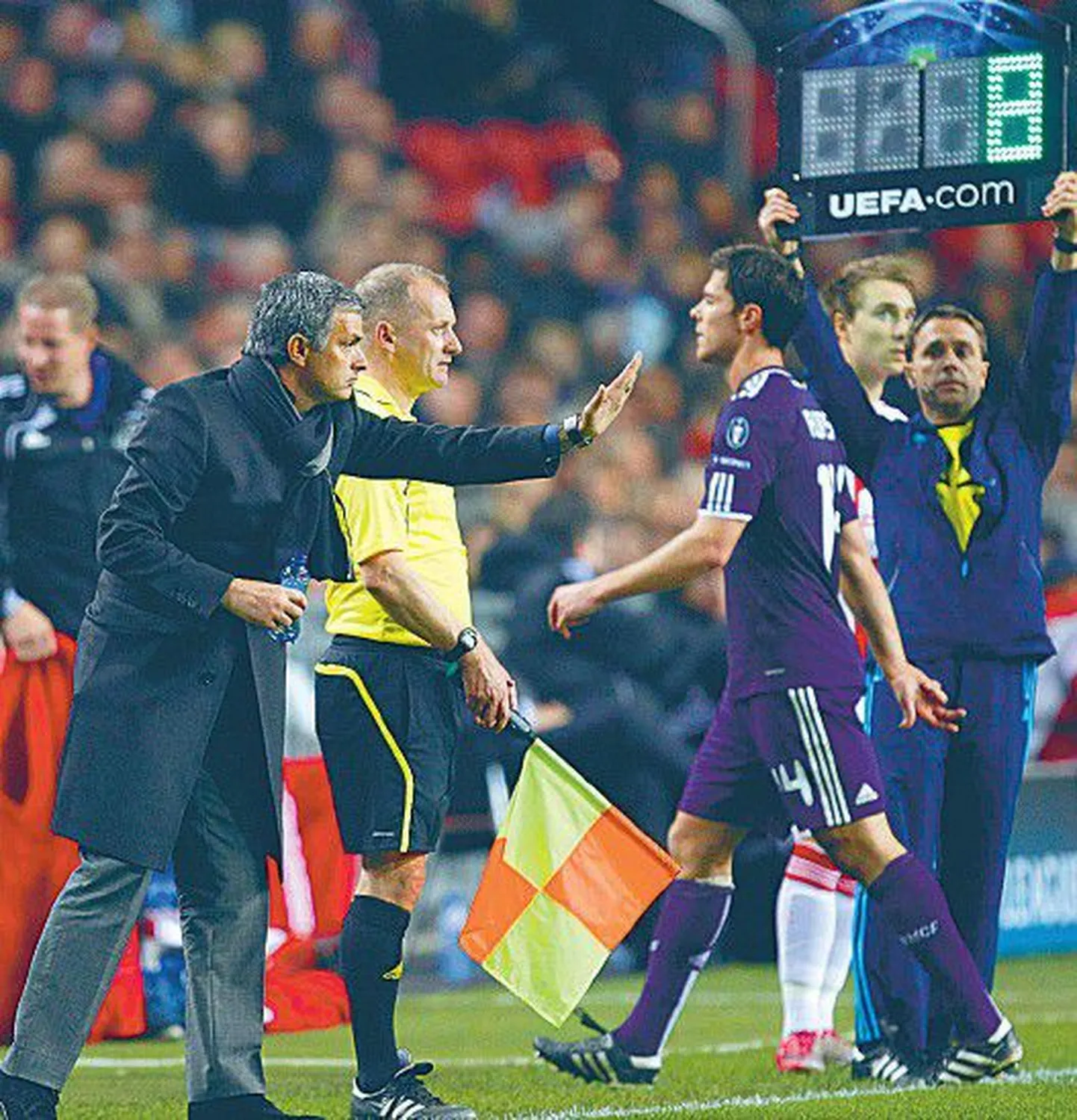 Как показало расследование, Хаби Алонсо (слева третий) и Серхио Рамос заработали красные карточки по наущению главного тренера мадридского клуба Моуринью (первый слева).