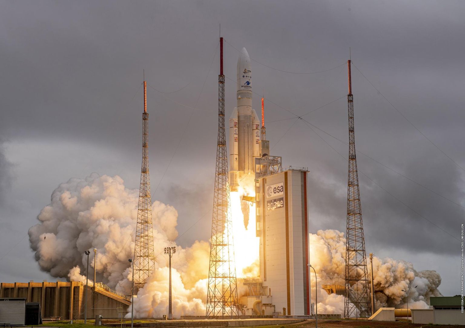 James Webbi kosmoseteleskoopi kandva Arianespace’i raketi Ariane 5 õhkutõus Guajaana kosmosekeskuse Jupiteri keskuses Kourous, Prantsuse Guajaanas 25. detsembril.