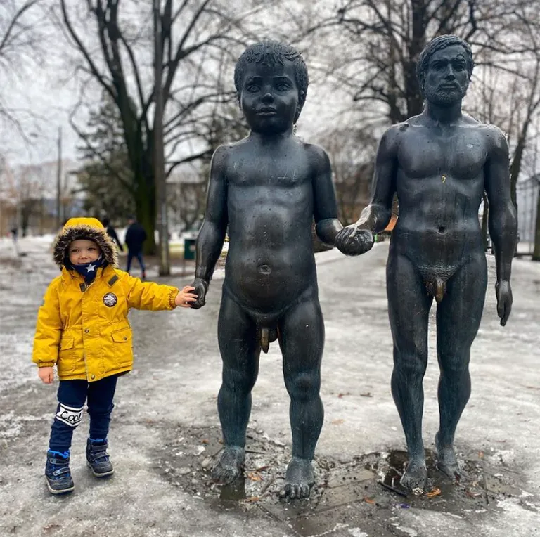 Triinu Liis McNairni poeg Kris Stefan ja Küüni tänava skulptuur «Isa ja poeg».