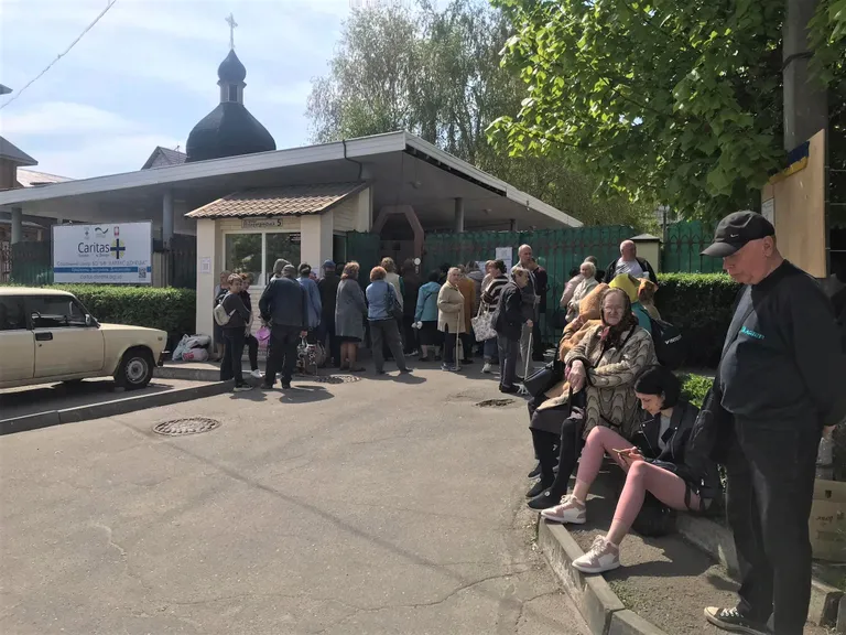 Rindepiirkonna küladest hakkavad Dniprosse lõpuks jõudma ka vanemad inimesed.