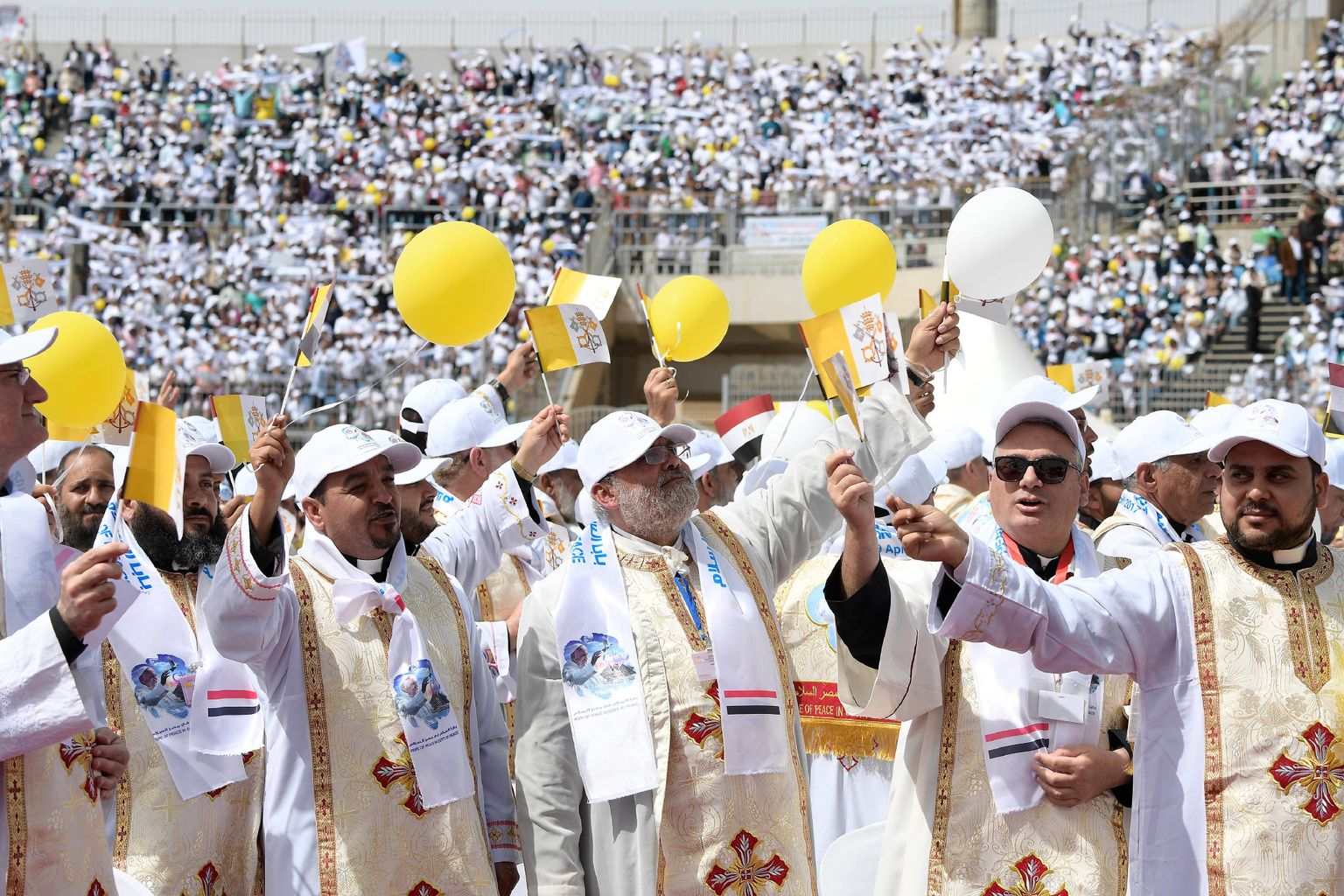 Katoliku preestrid paavsti külastusega missal.