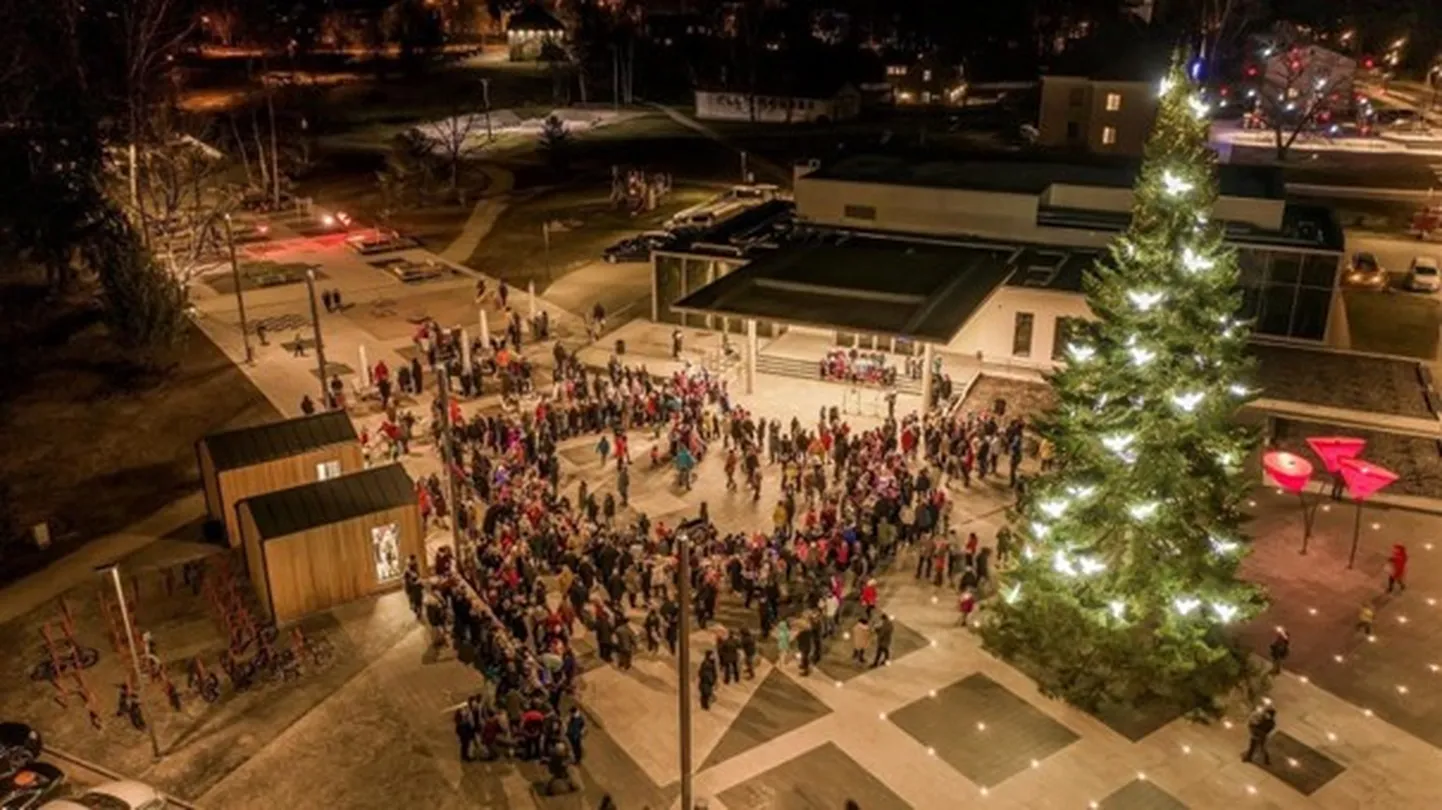 Elva valla jõulupuu uuel keskväljakul.