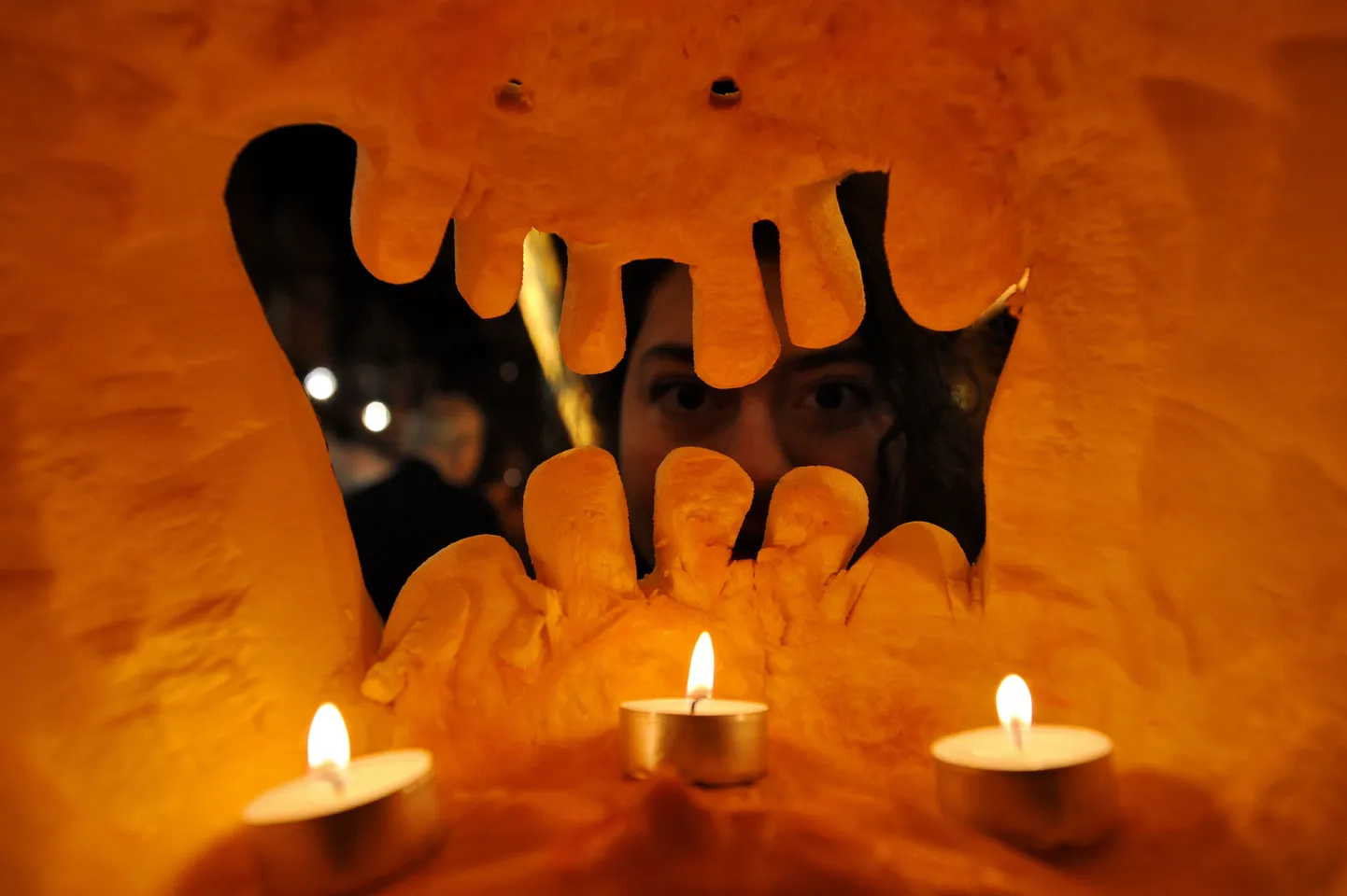 Halloweeni kõrvits küünaldega