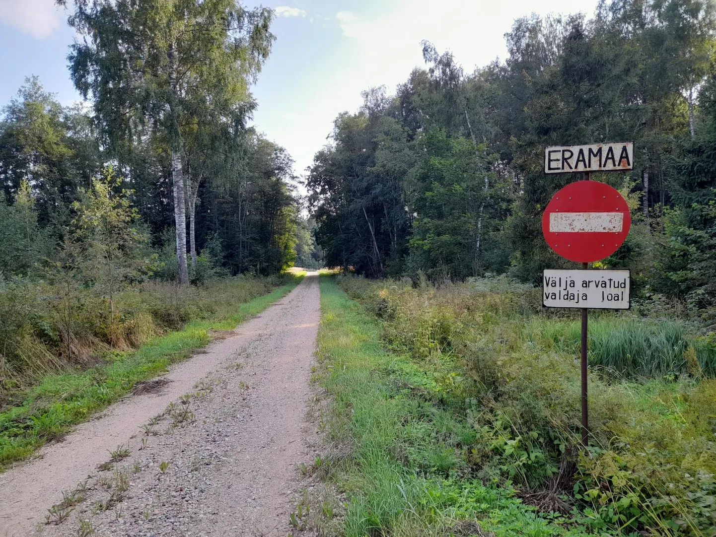 Koolibuss sõidab üle Heiki Ojametsa kinnistute. Nüüd taotleb Ojamets vallalt koolibussi liikumise eest teekasutustasu.
