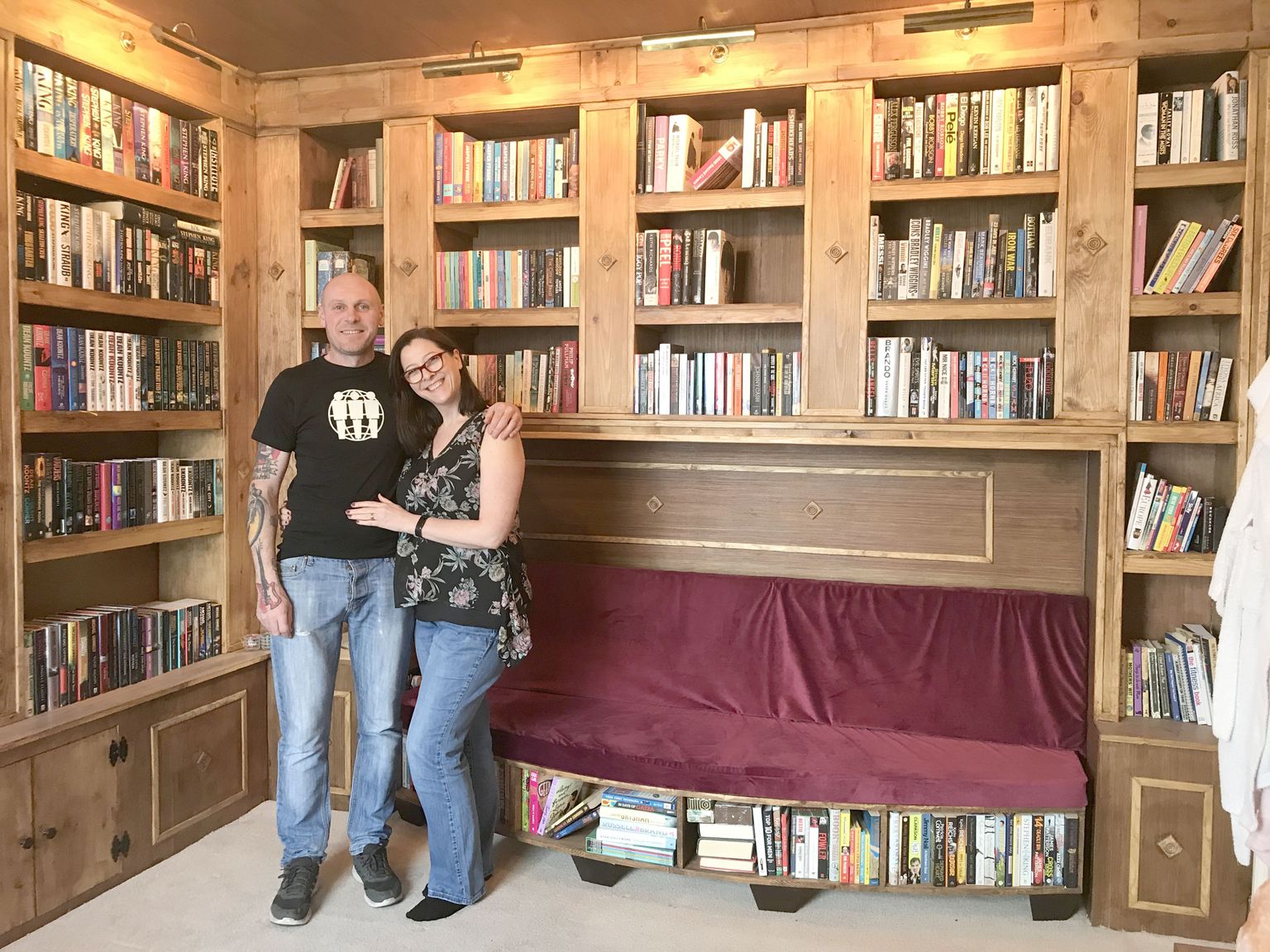 Steve ja Sara McLaughlin oma koduses raamatukogus.