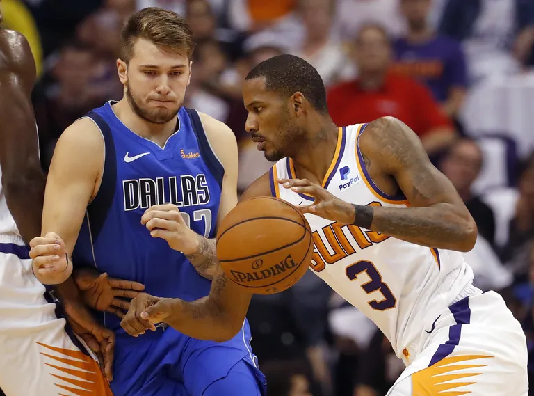 Luka Dončičs un Trevors Ariza