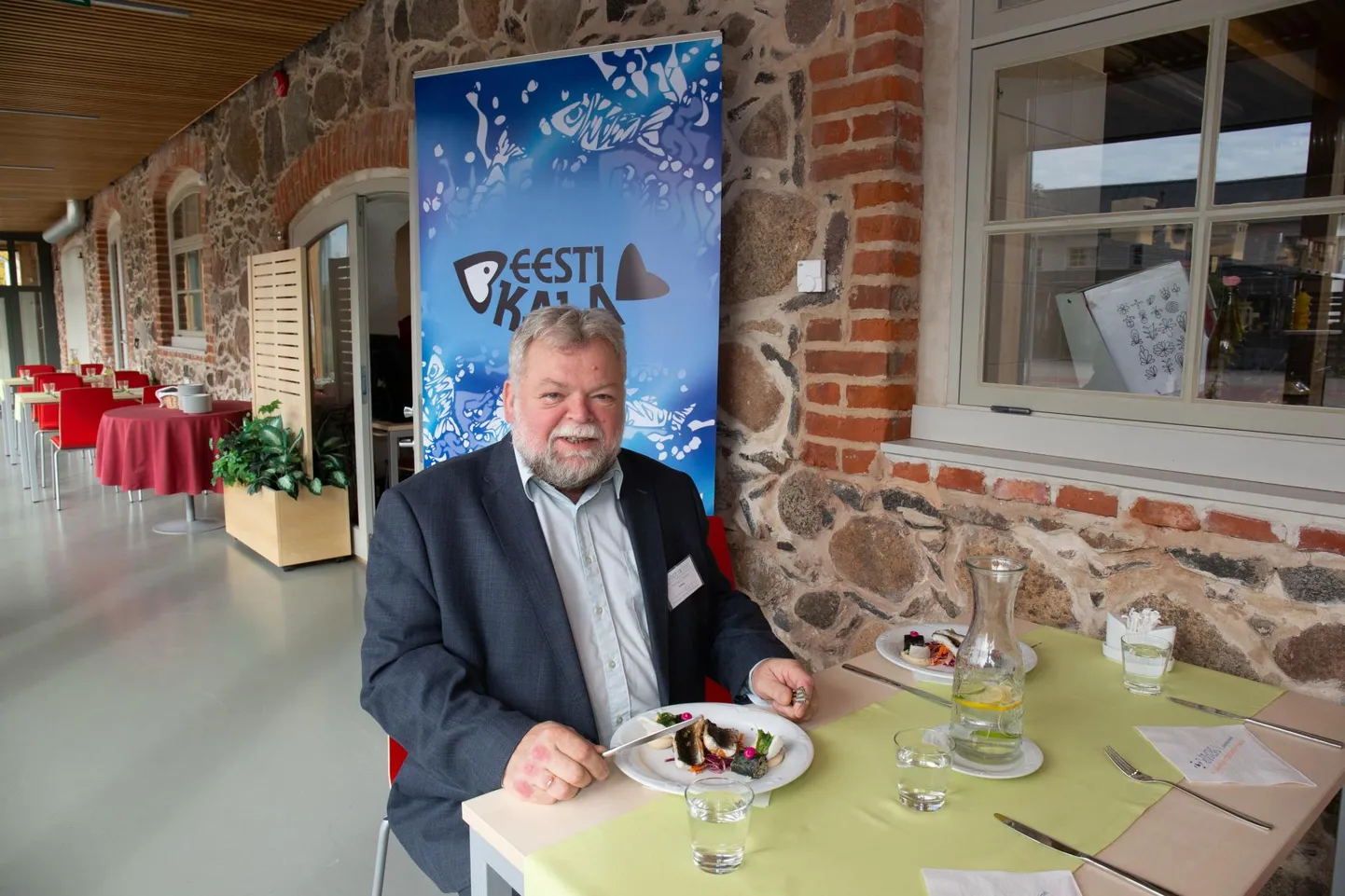 Viljandi kutseõppekeskuse direktor Tarmo Loodus kinnitab, et koolil tervikuna läheb väga hästi ja õpilased tahavad järjest rohkem sinna õppima minna. Pilt on tehtud 2019. aasta septembris, kui koolis peeti toidukuud ning selle jooksul sai mekkida angerjat.