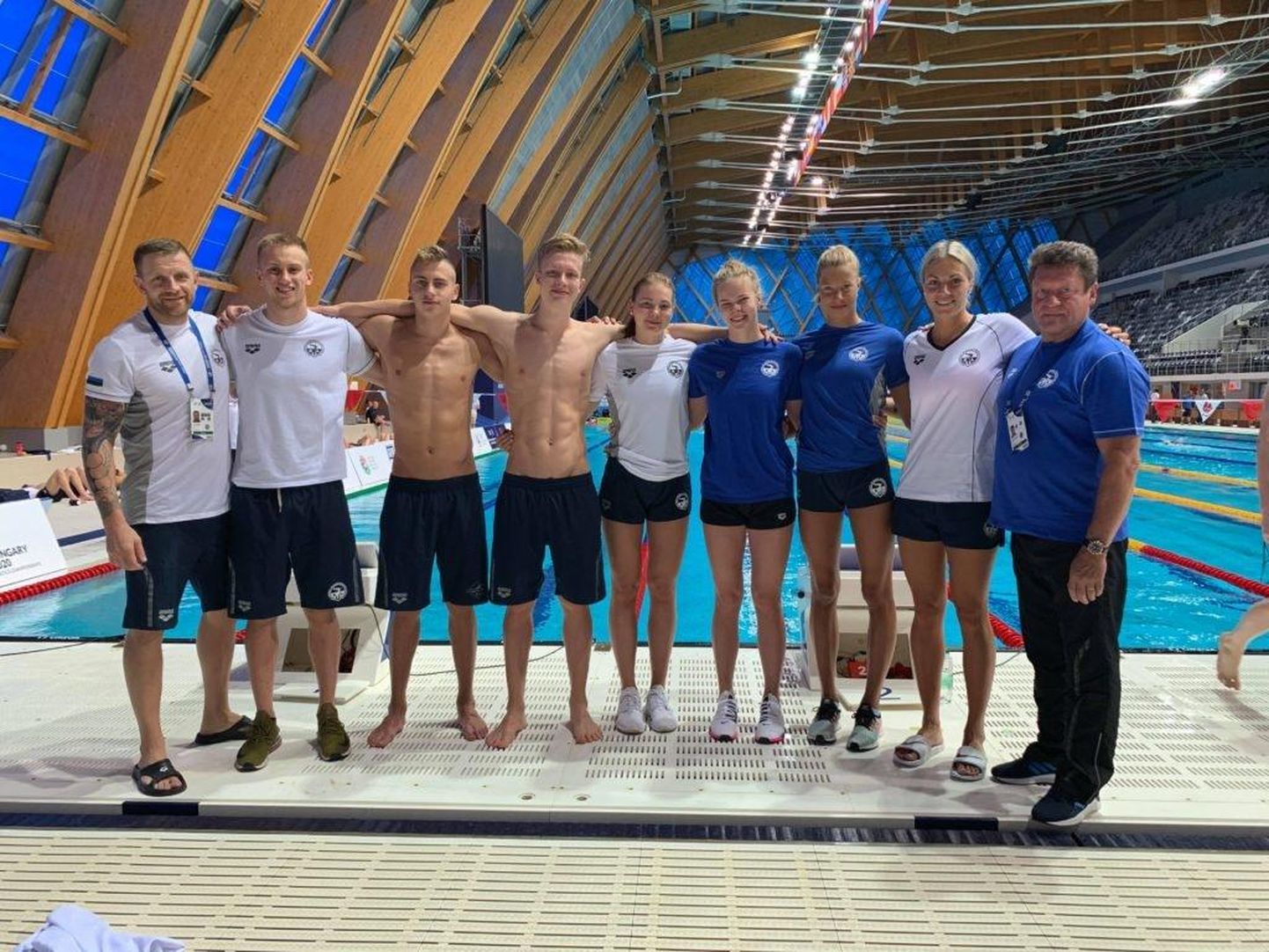 Alex Ahtiainen (vasakult kolmas) teeb Eesti juunioride ujumiskoondise koosseisus kaasa EM-il Kaasanis.