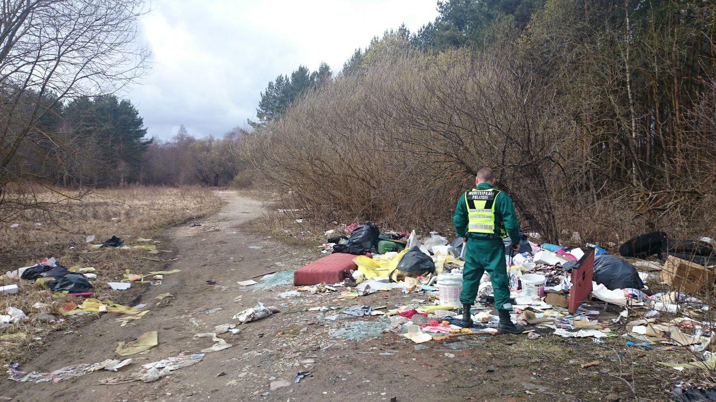 Сотрудники Муниципальной полиции обнаружили в пиритаском лесу свалку мусора.