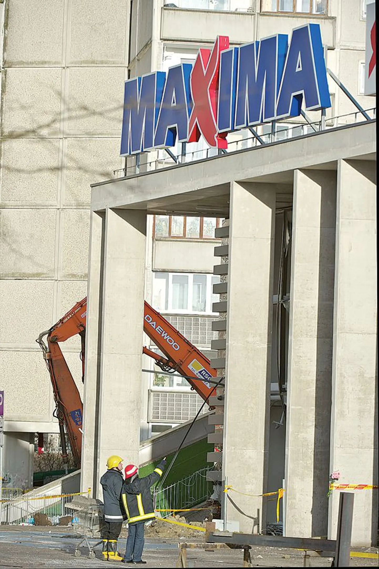 Одна из версий трагедии связана с проектированием здания магазина, а вторая — со строительством.