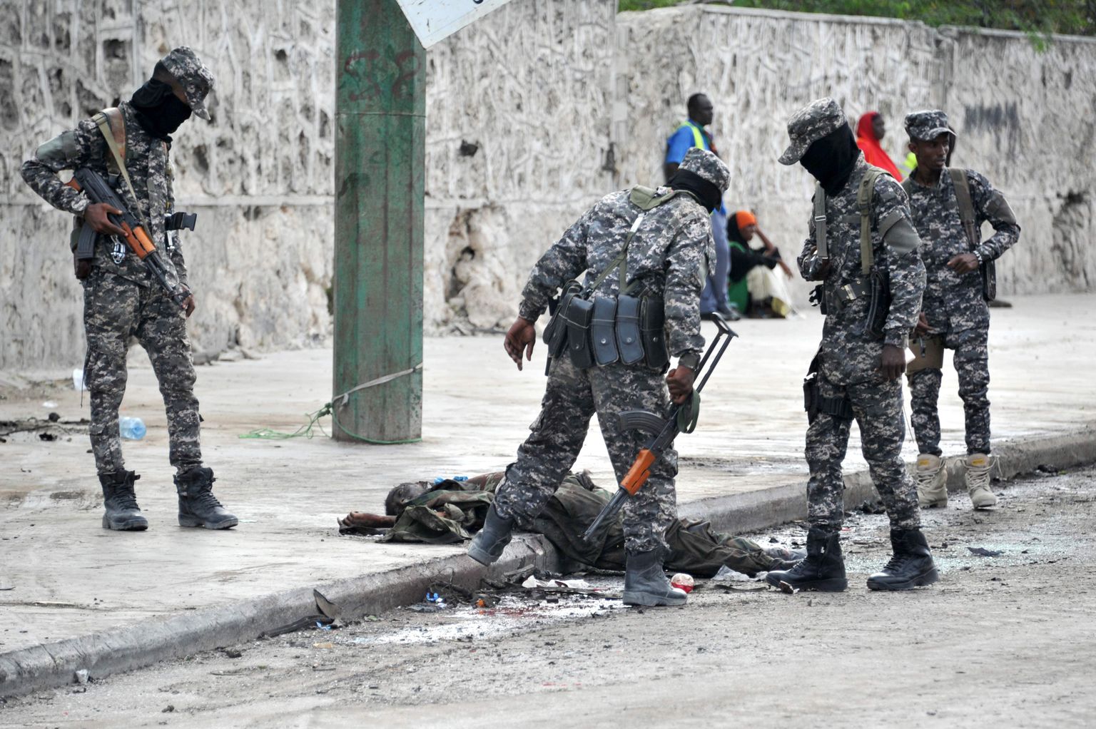 Somaalia sõdurid pühapäevase terrorirünnaku ajal tapetud Al-Shabaabi võitleja surnukeha juures.