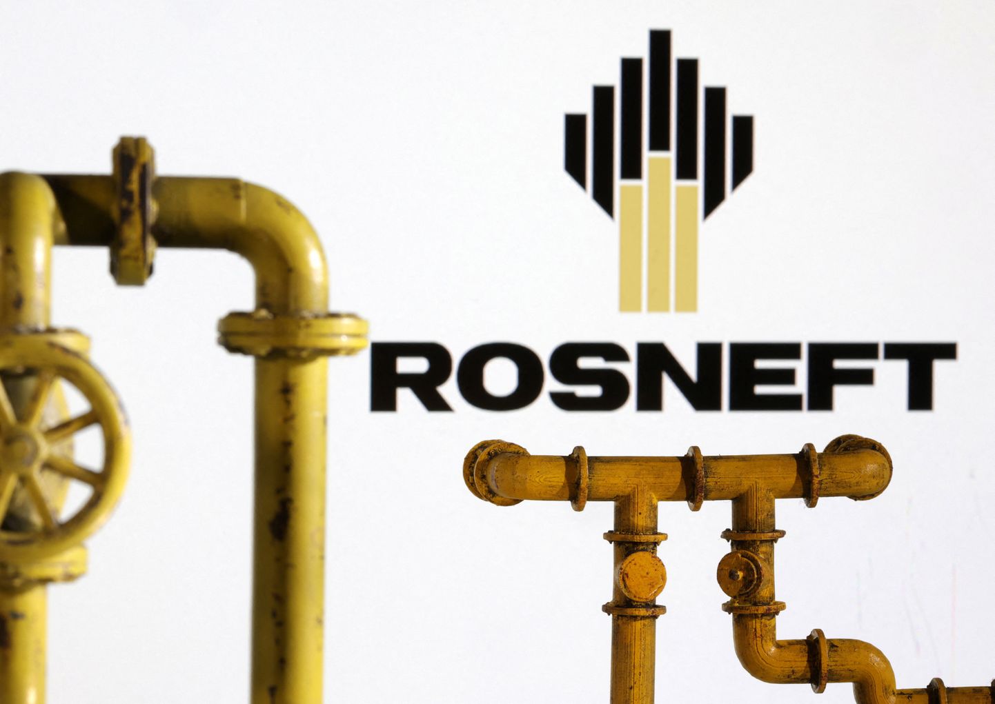 Krievijas valsts kontrolētās naftas kompānijas "Rosņeftj" logo.