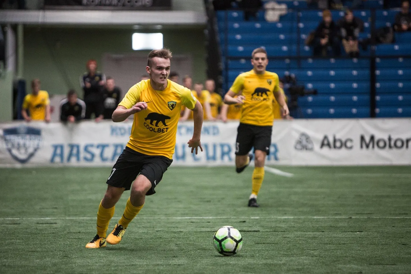 Esiliiga aprilli parimaks mängijaks valiti Vapruse ründaja Ronaldo Tiismaa, kes vutitšempionaadil tegi skoori neljas mängus, kõmmutades vastaste puuri kaheksa palli.
