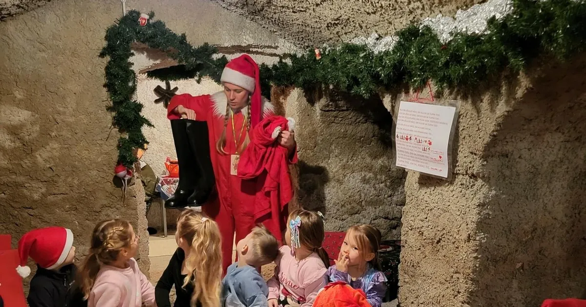 Lokuta lasteaia keldrikorrusel avaneb igal aastal detsembris maailm, kuhu on peitunud vähemalt 500 päkapikku, kui mitte rohkem. Tänavu tähistab see Türil teguts