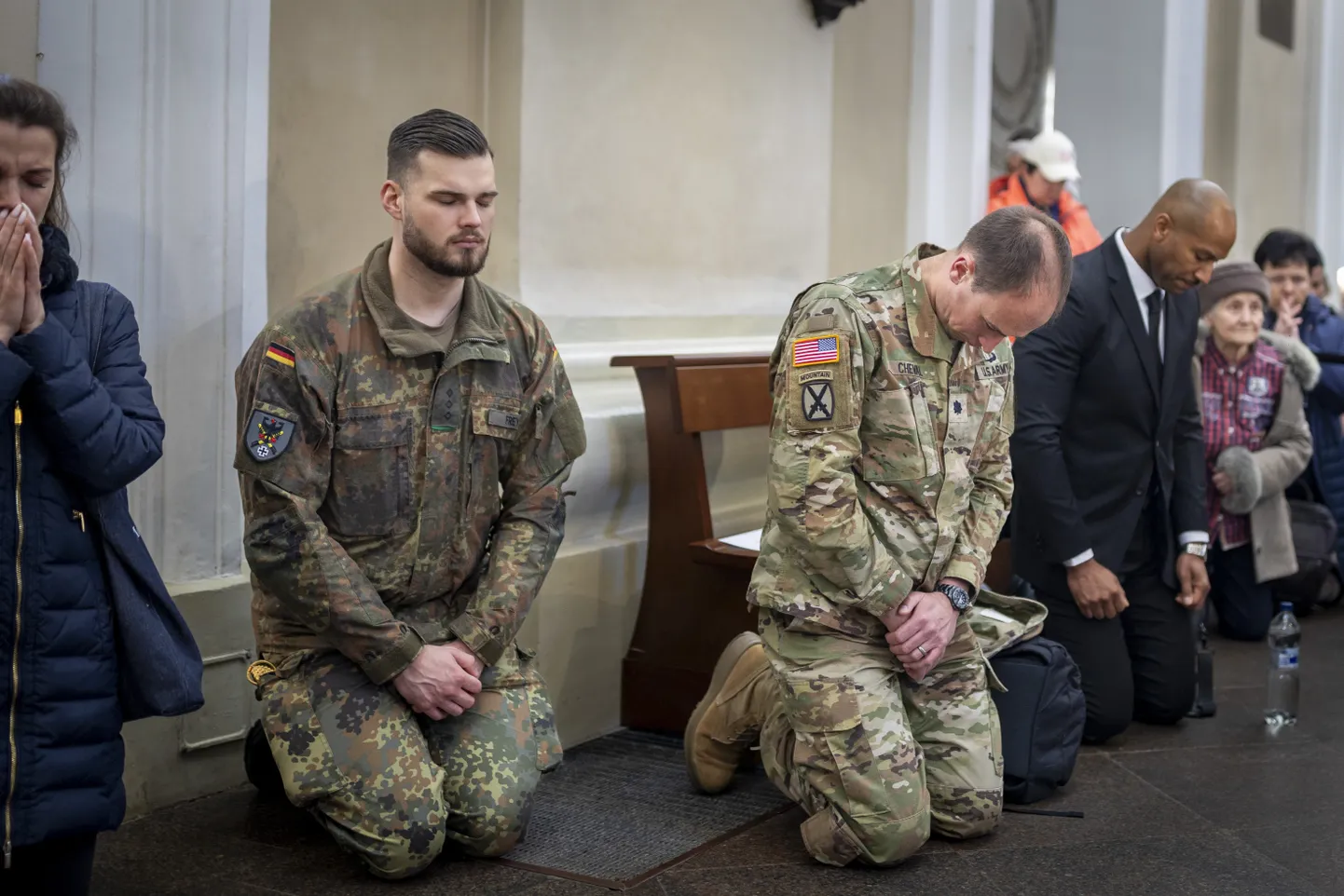 Saksa ja USA sõdur tänasel missal Vilniuse katedraalis.