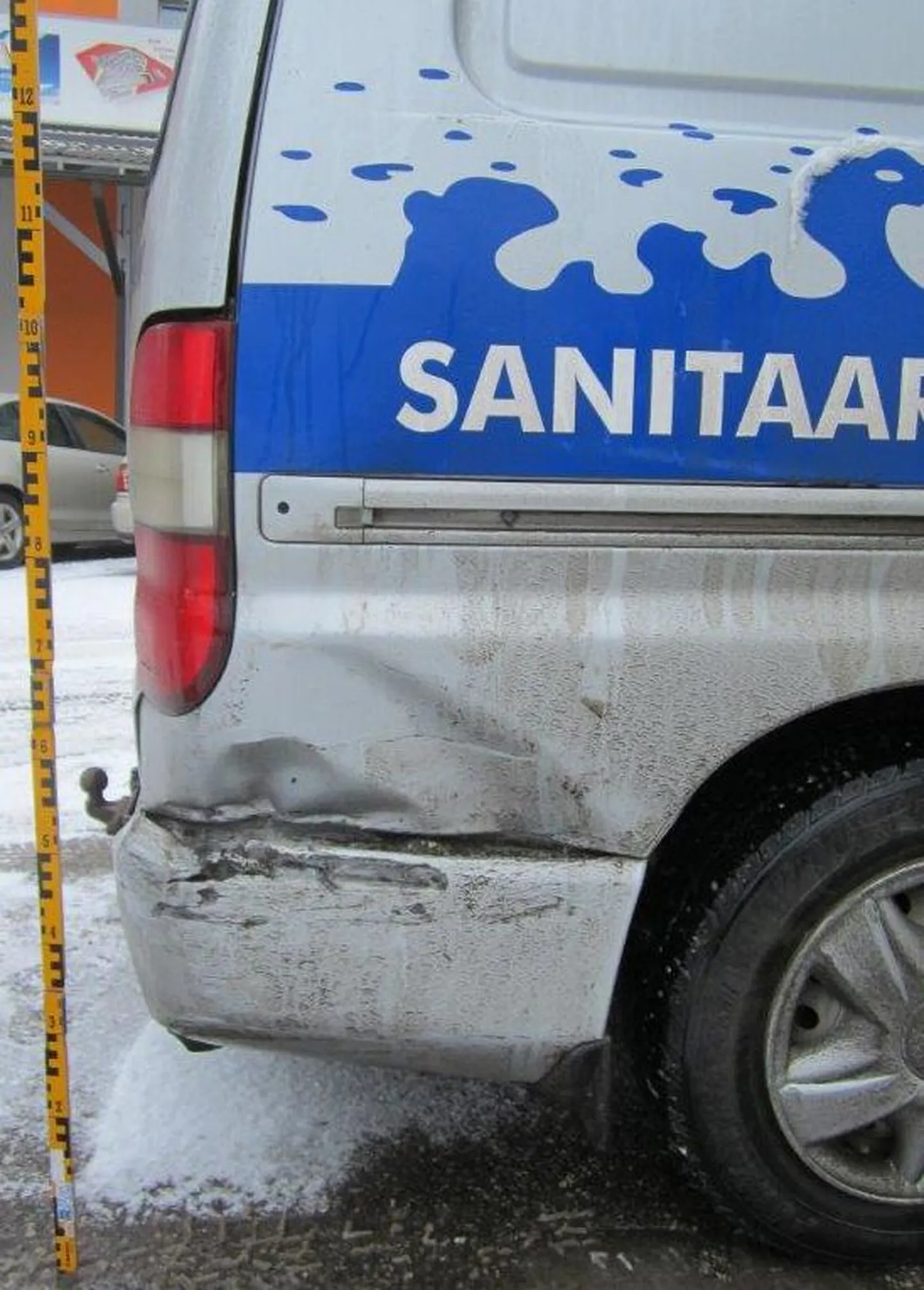 Tartus Ringtee ja Aardla ringil mõlgiti Toyota kaubik.