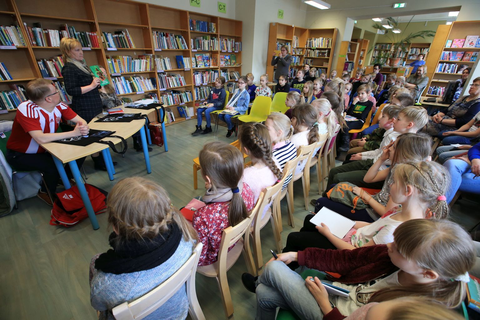 Lapsed kuulasid õhinal, mida kirjanik Inga Ivanova rääkis.