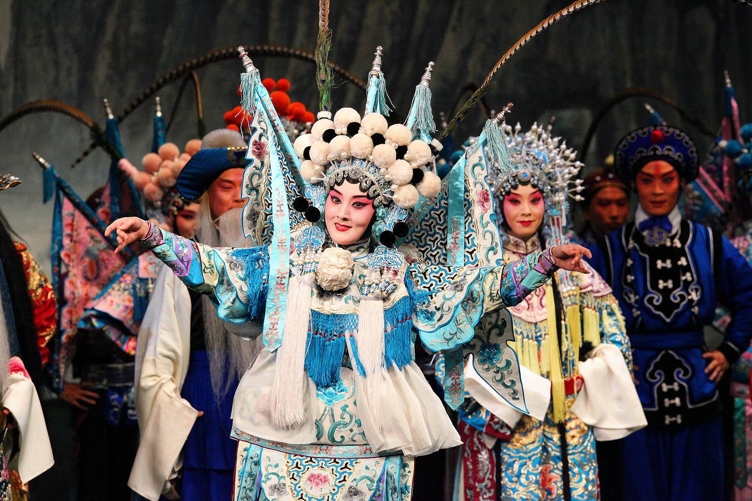 Pekingi ooperi lavastus «Yangide naiskindralid» tõi siia suurima aasia ooperitrupi, mis on Eestit seni väisanud.