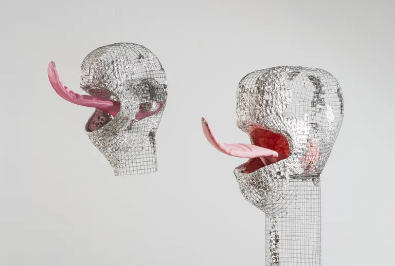 Anu Põder, «Limpsijad», 2007. Metallvõrk, tekstiil, foolium. Erakogu