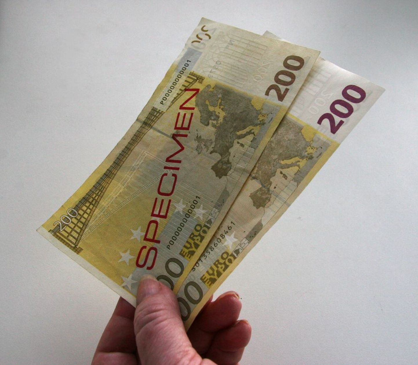 Peal õige ja all võltsitud 200-eurone rahatäht, mis on leitud Soomest.