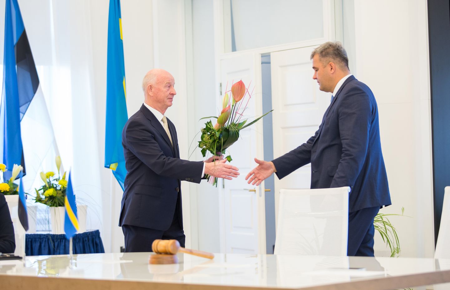 Linnavolikogu esimeest Mihkel Juhkamit (paremal) õnnitlev Toomas Varek otsustas vaadete erinevuste tõttu poliitikast lahkuda.
