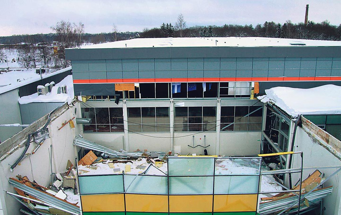 Pärnu 2009. aastal valminud spordihalli väikese saali katus varises lume raskuse all 2011. aasta jaanuaris.