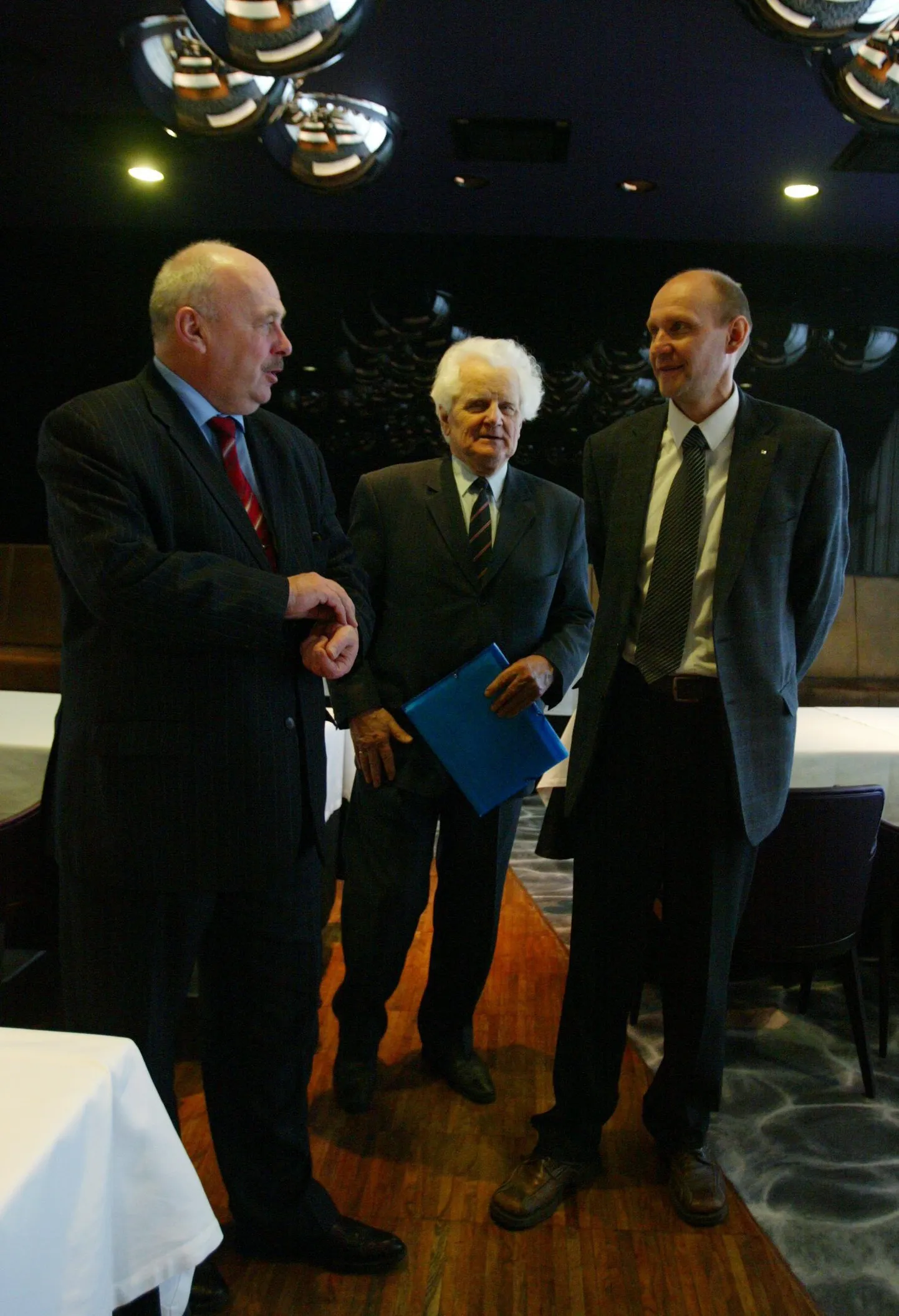 Maavanem Einar Vallbaum (vasakult), MTÜ Virumaa Põllumeeste Liit juhatuse esimees Ülo Niisuke ja minister Helir-Valdor Seeder.