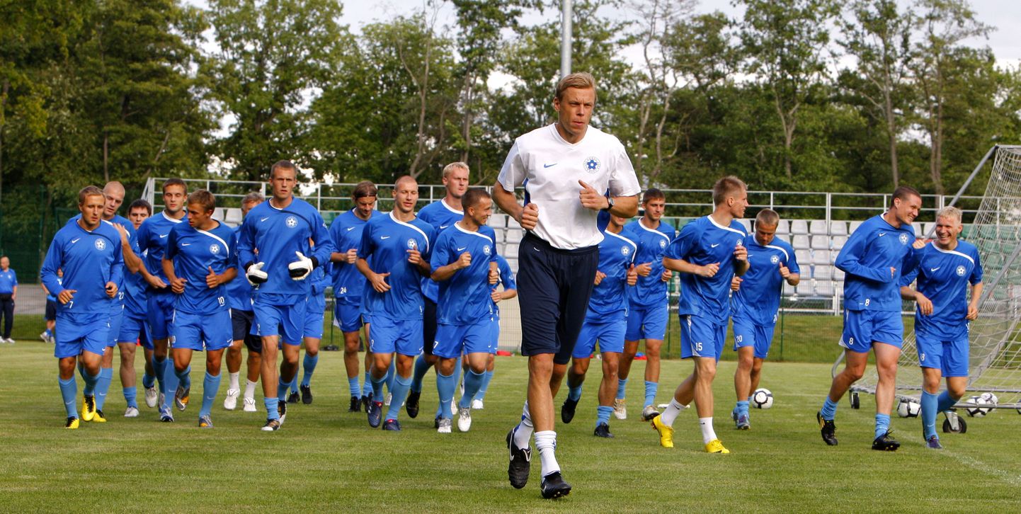 Mart Poom on üks Eesti jalgpallikoondise treeneritest, kes ka ise treeningutel kaasa lööb