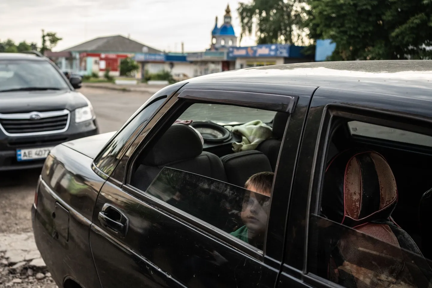 Poisike rindelinnas Pokrovskes vanemaid ootamas.