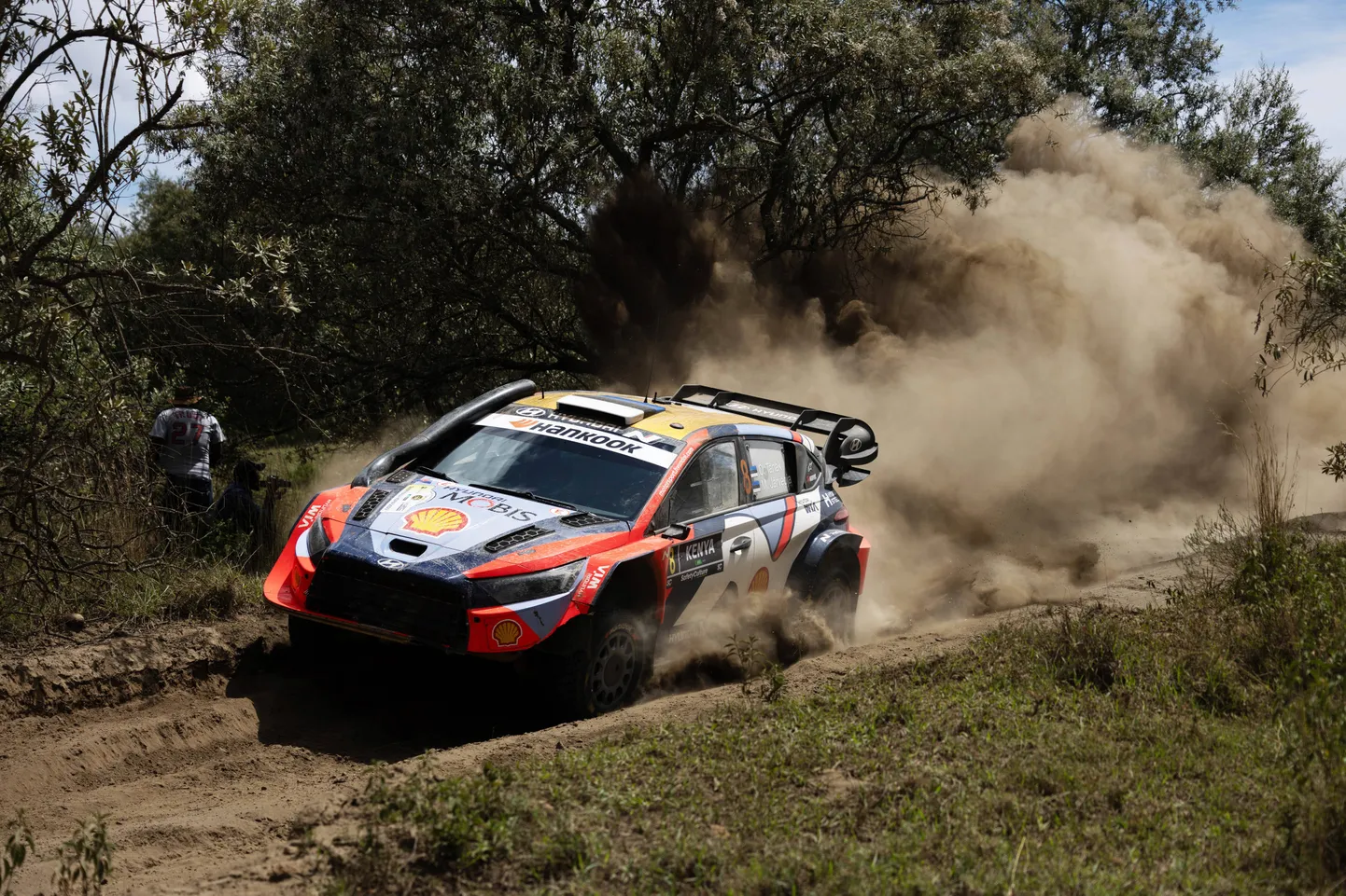 Ott Tänak ja Martin Järveoja kihutamas Keenia rallil. Ka neil pole Hankooki rehvide kohta midagi halba öelda.