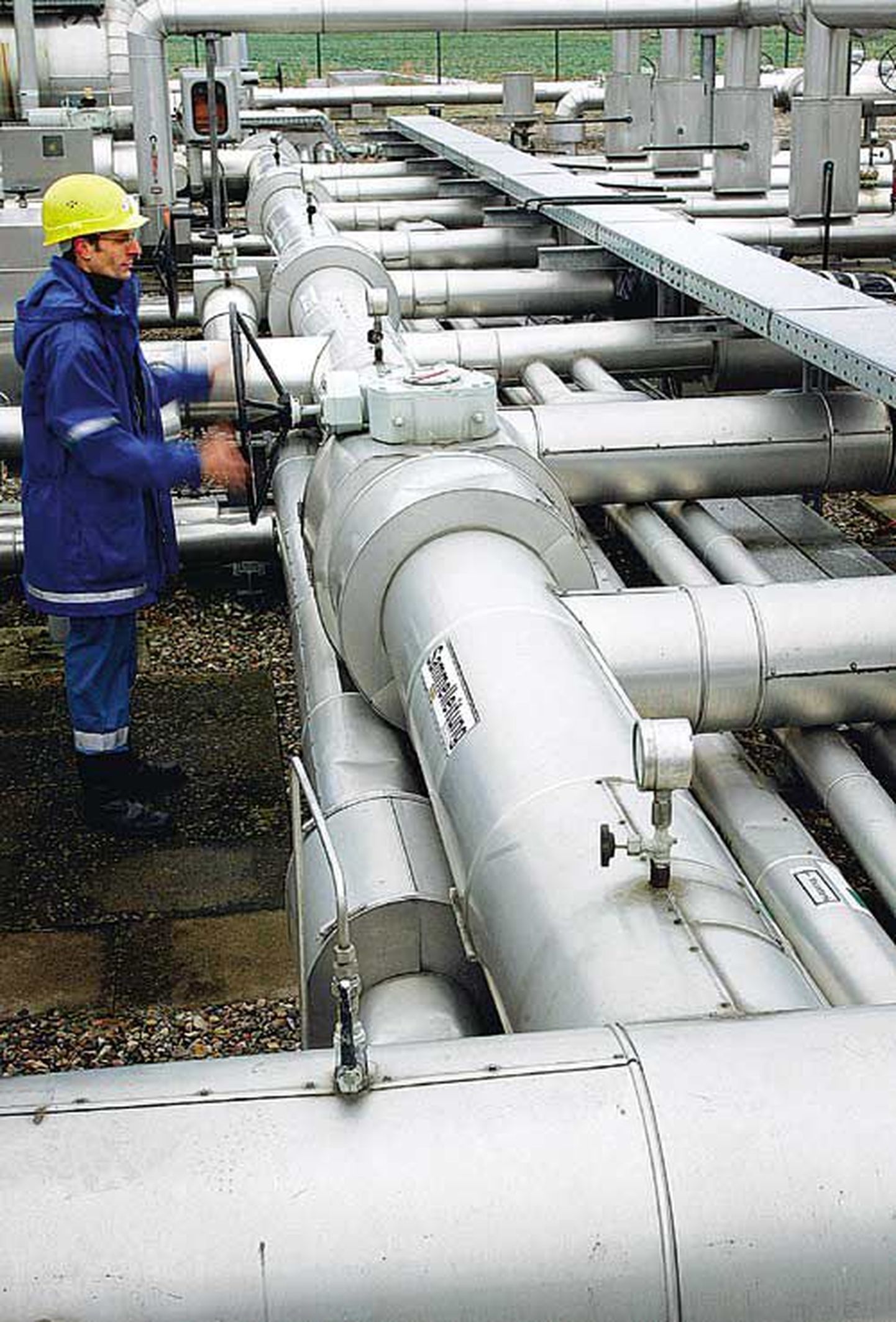 Prantsusmaa riikliku gaasifirma Gaz de France töötaja kontrollib seadmeid. Gaz de France neelab alla teise Prantsuse energiafirma Suez, et nõnda suruda tagasi konkurendid teistest Euroopa Liidu riikidest.
